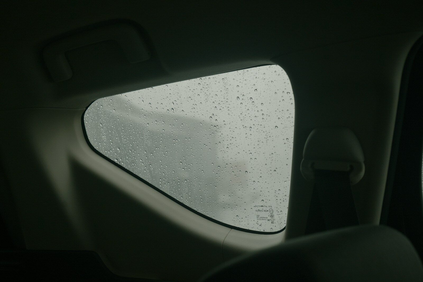 Photo by Gus Tu Njana a car window with rain drops on it